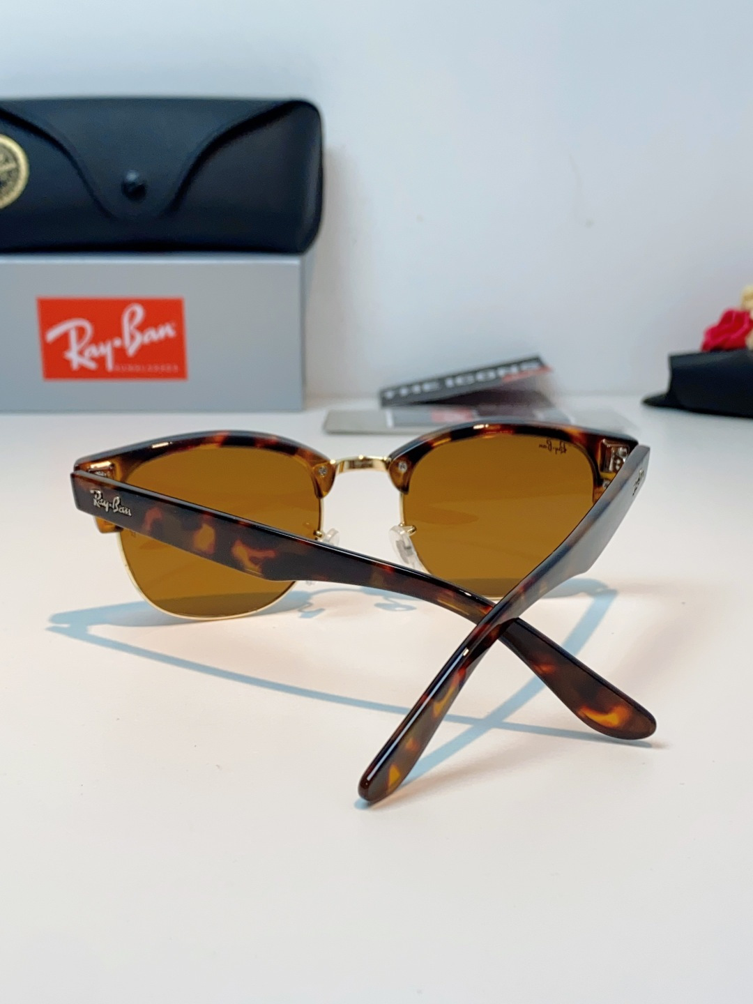 RayBan雷朋Clubmaster系列眉框墨镜｜永恒经典，百搭不挑人 标志性的半框眉架设计，搭配凹镜片
