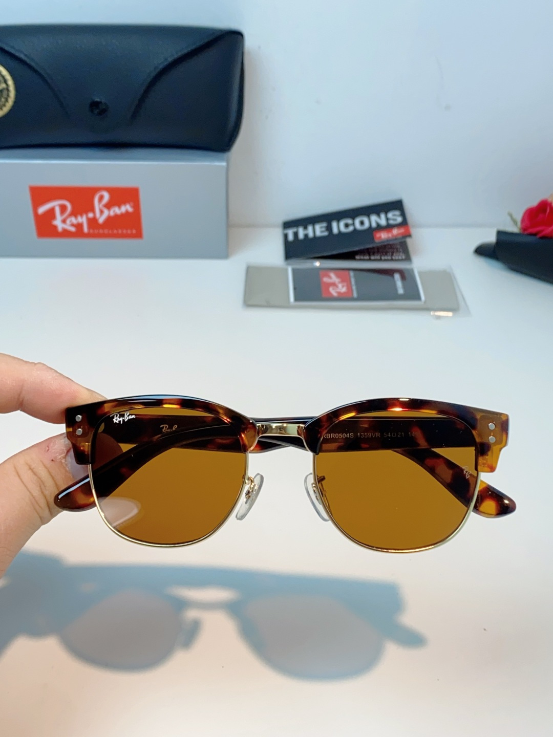 RayBan雷朋Clubmaster系列眉框墨镜｜永恒经典，百搭不挑人 标志性的半框眉架设计，搭配凹镜片