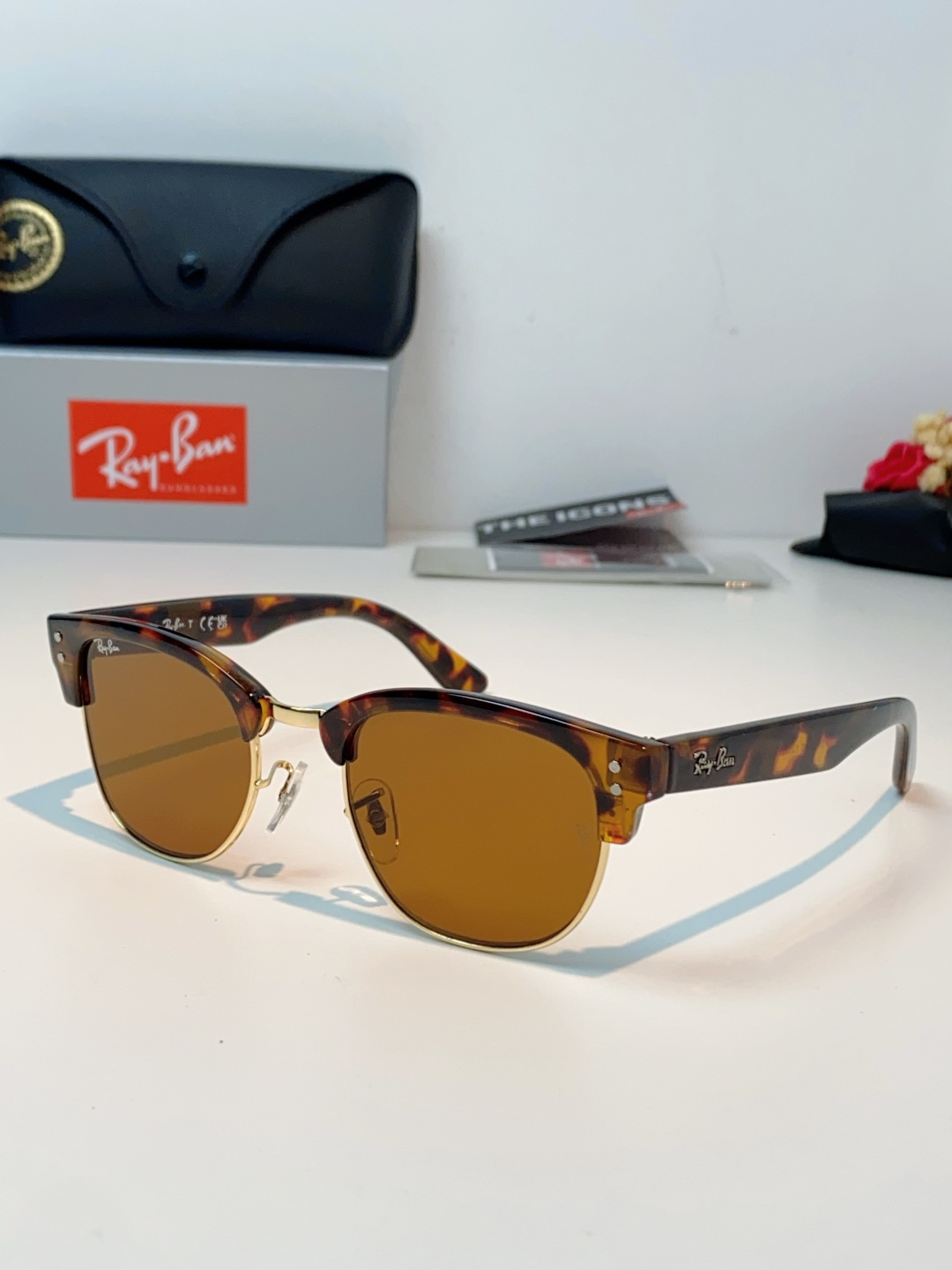 RayBan雷朋Clubmaster系列眉框墨镜｜永恒经典，百搭不挑人 标志性的半框眉架设计，搭配凹镜片