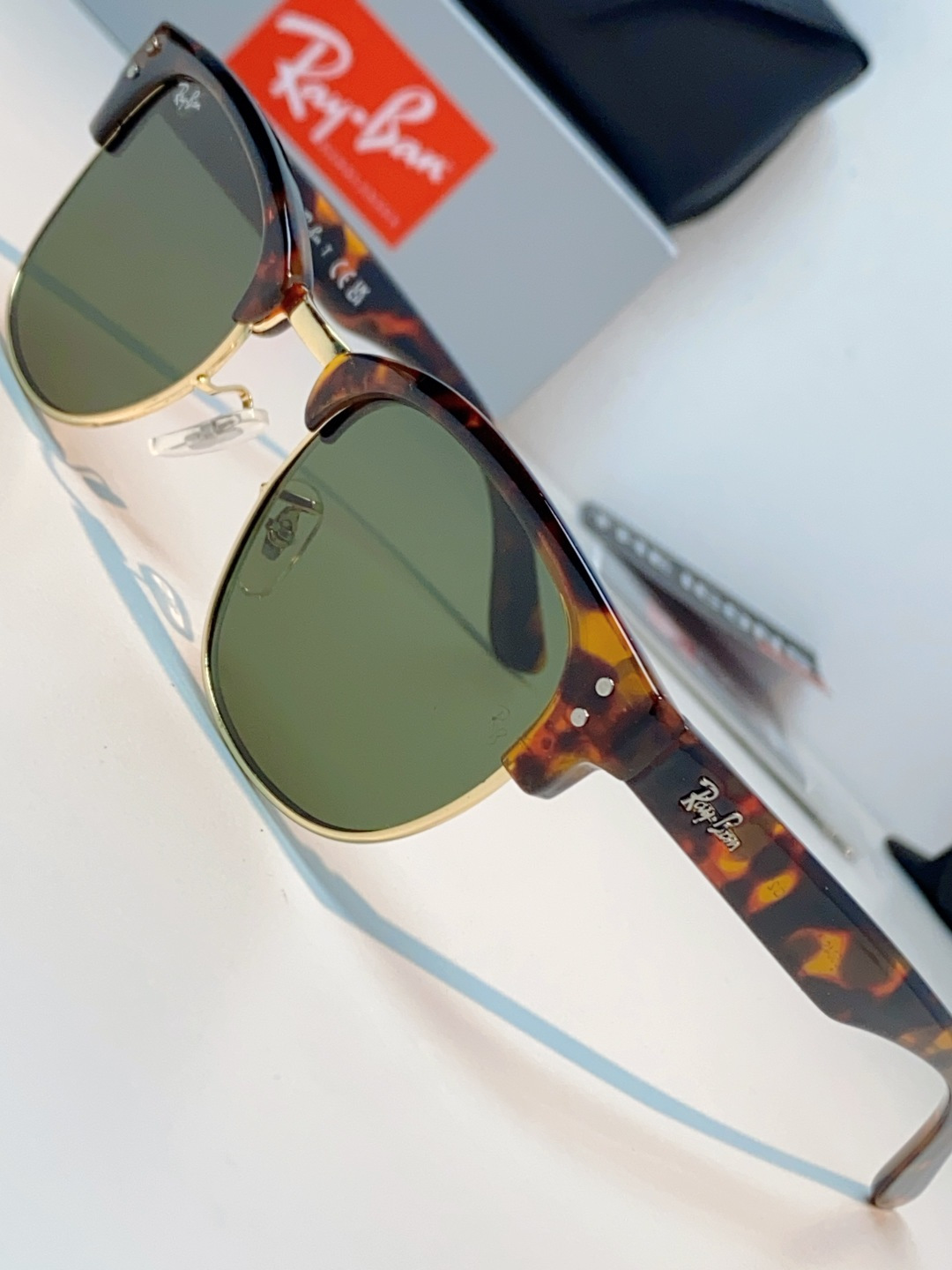 RayBan雷朋Clubmaster系列眉框墨镜｜永恒经典，百搭不挑人 标志性的半框眉架设计，搭配凹镜片