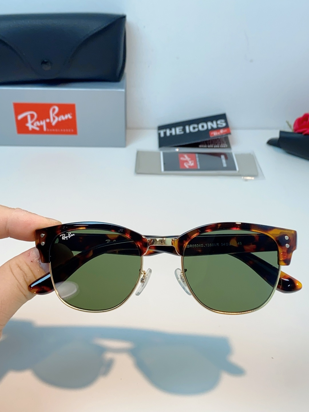 RayBan雷朋Clubmaster系列眉框墨镜｜永恒经典，百搭不挑人 标志性的半框眉架设计，搭配凹镜片