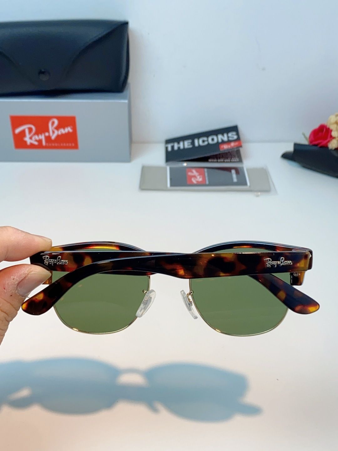 RayBan雷朋Clubmaster系列眉框墨镜｜永恒经典，百搭不挑人 标志性的半框眉架设计，搭配凹镜片