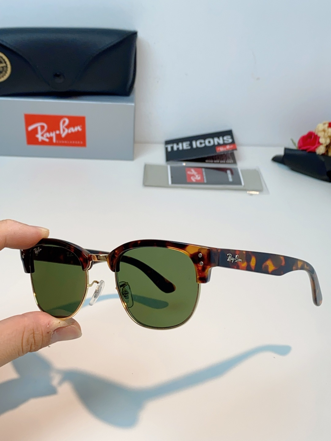 RayBan雷朋Clubmaster系列眉框墨镜｜永恒经典，百搭不挑人 标志性的半框眉架设计，搭配凹镜片