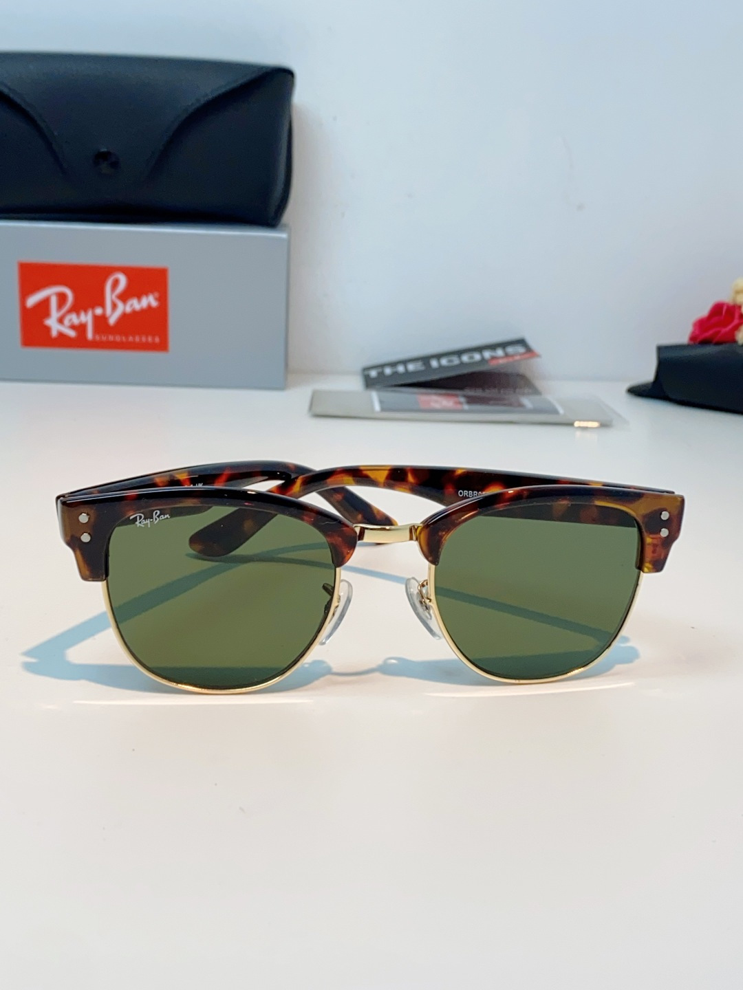 RayBan雷朋Clubmaster系列眉框墨镜｜永恒经典，百搭不挑人 标志性的半框眉架设计，搭配凹镜片