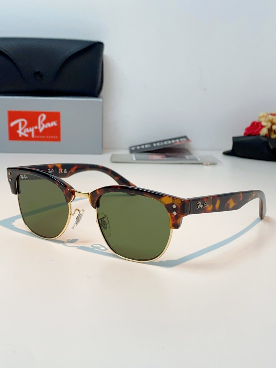 RayBan雷朋Clubmaster系列眉框墨镜｜永恒经典，百搭不挑人 标志性的半框眉架设计，搭配凹镜片