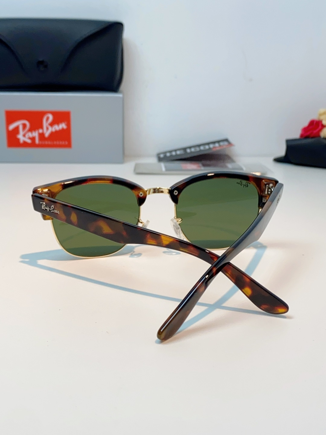 RayBan雷朋Clubmaster系列眉框墨镜｜永恒经典，百搭不挑人 标志性的半框眉架设计，搭配凹镜片