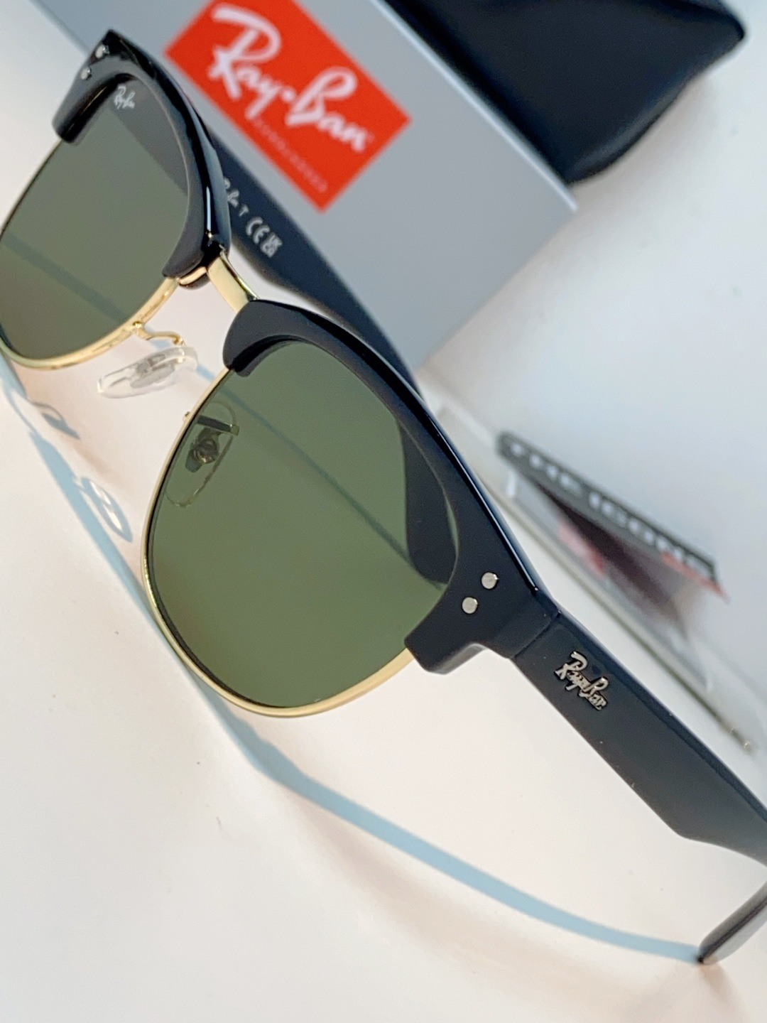 RayBan雷朋Clubmaster系列眉框墨镜｜永恒经典，百搭不挑人 标志性的半框眉架设计，搭配凹镜片