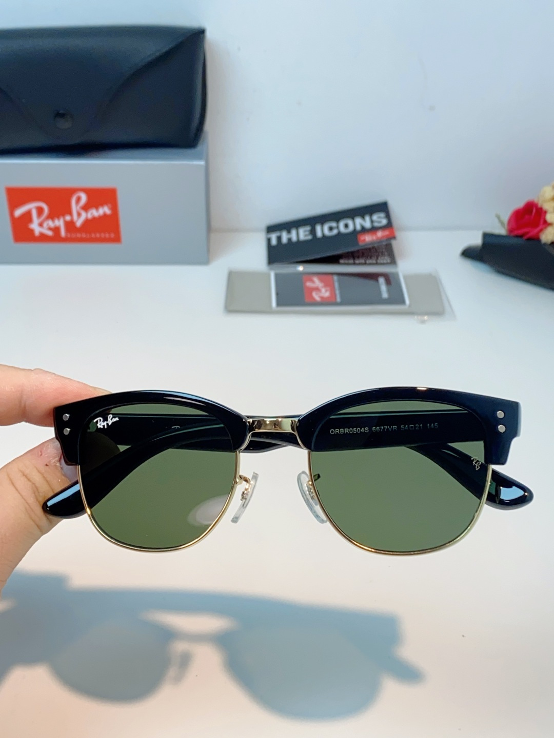 RayBan雷朋Clubmaster系列眉框墨镜｜永恒经典，百搭不挑人 标志性的半框眉架设计，搭配凹镜片