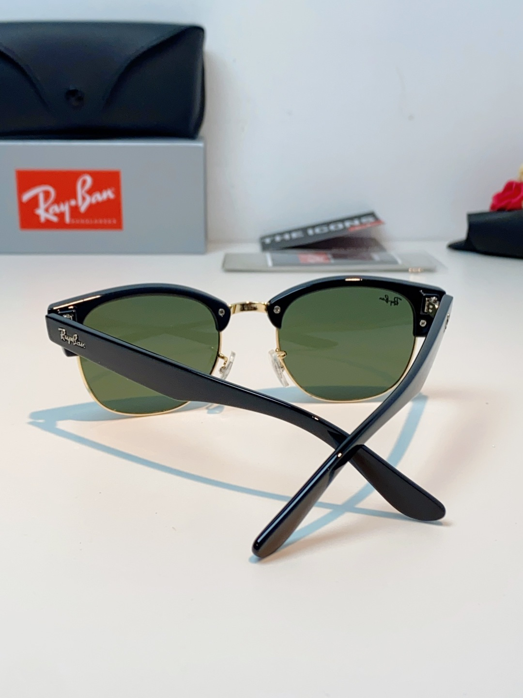 RayBan雷朋Clubmaster系列眉框墨镜｜永恒经典，百搭不挑人 标志性的半框眉架设计，搭配凹镜片