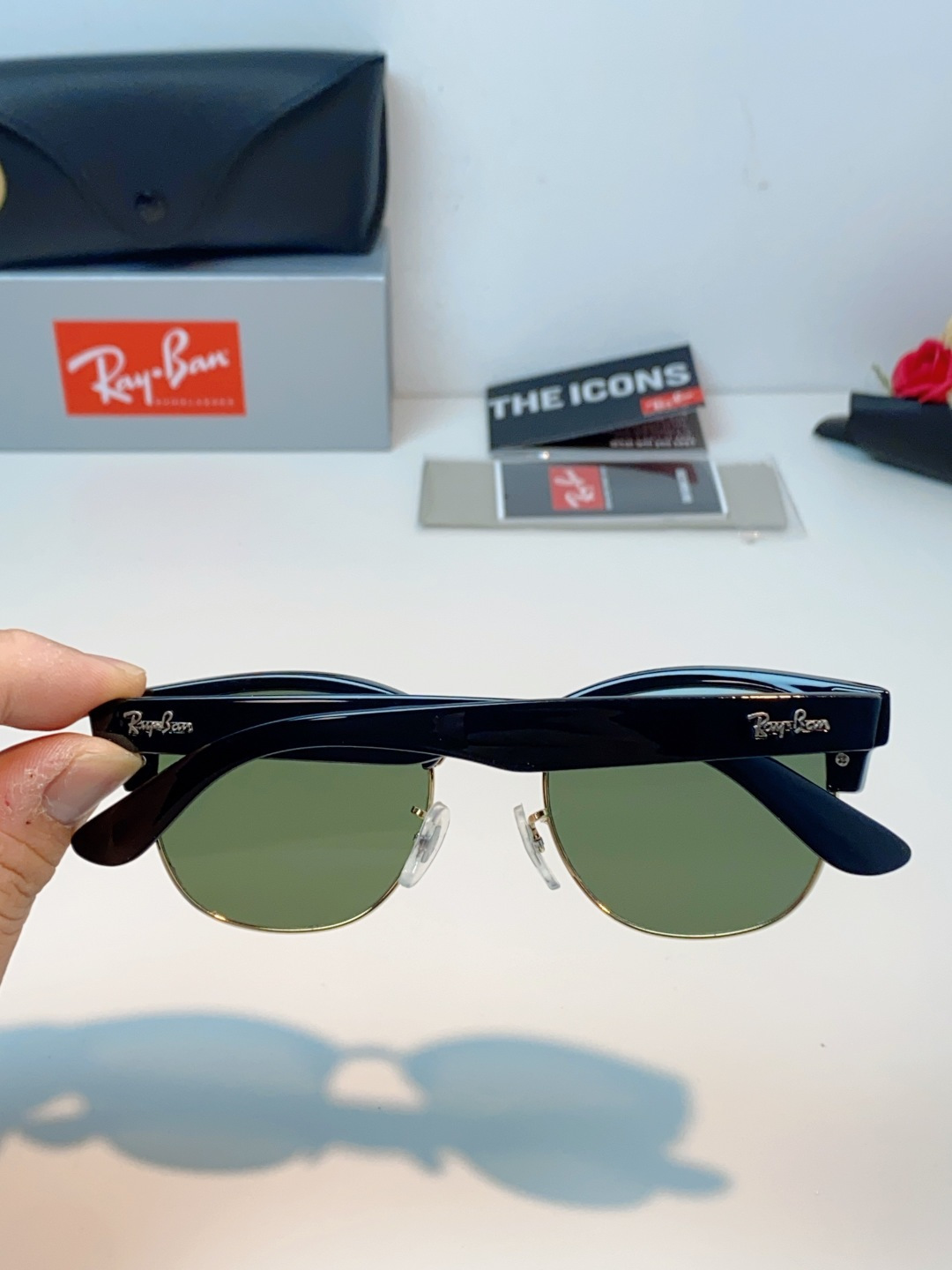 RayBan雷朋Clubmaster系列眉框墨镜｜永恒经典，百搭不挑人 标志性的半框眉架设计，搭配凹镜片