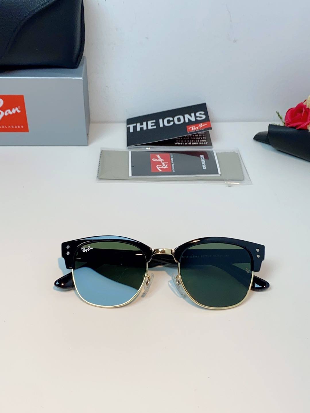 RayBan雷朋Clubmaster系列眉框墨镜｜永恒经典，百搭不挑人 标志性的半框眉架设计，搭配凹镜片
