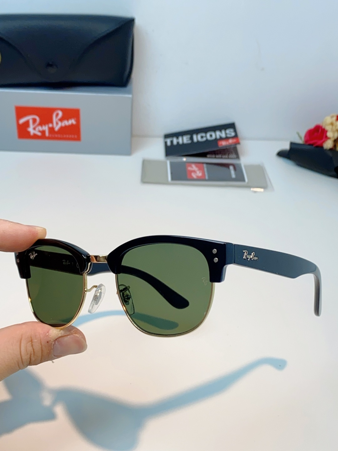 RayBan雷朋Clubmaster系列眉框墨镜｜永恒经典，百搭不挑人 标志性的半框眉架设计，搭配凹镜片