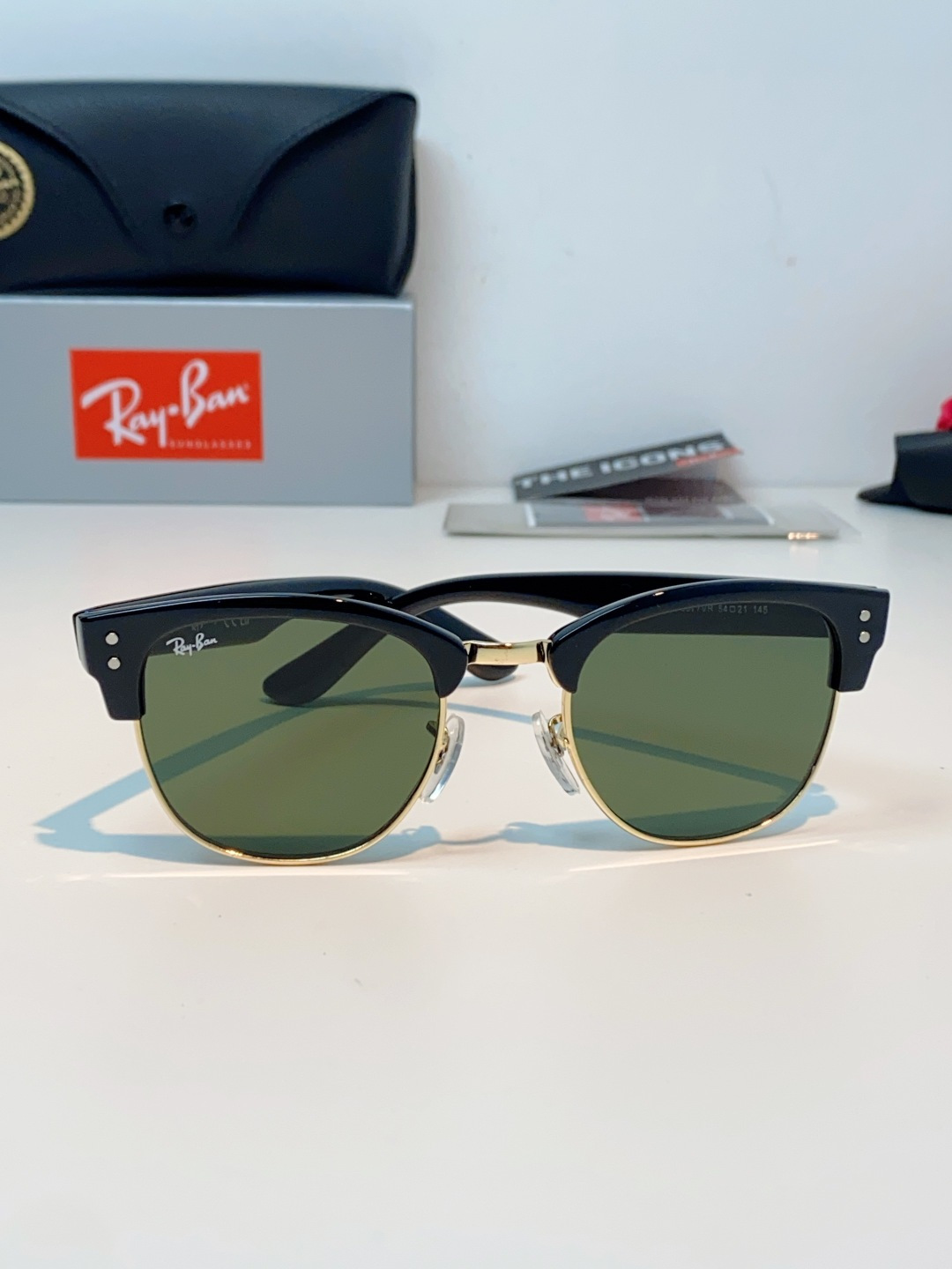 RayBan雷朋Clubmaster系列眉框墨镜｜永恒经典，百搭不挑人 标志性的半框眉架设计，搭配凹镜片