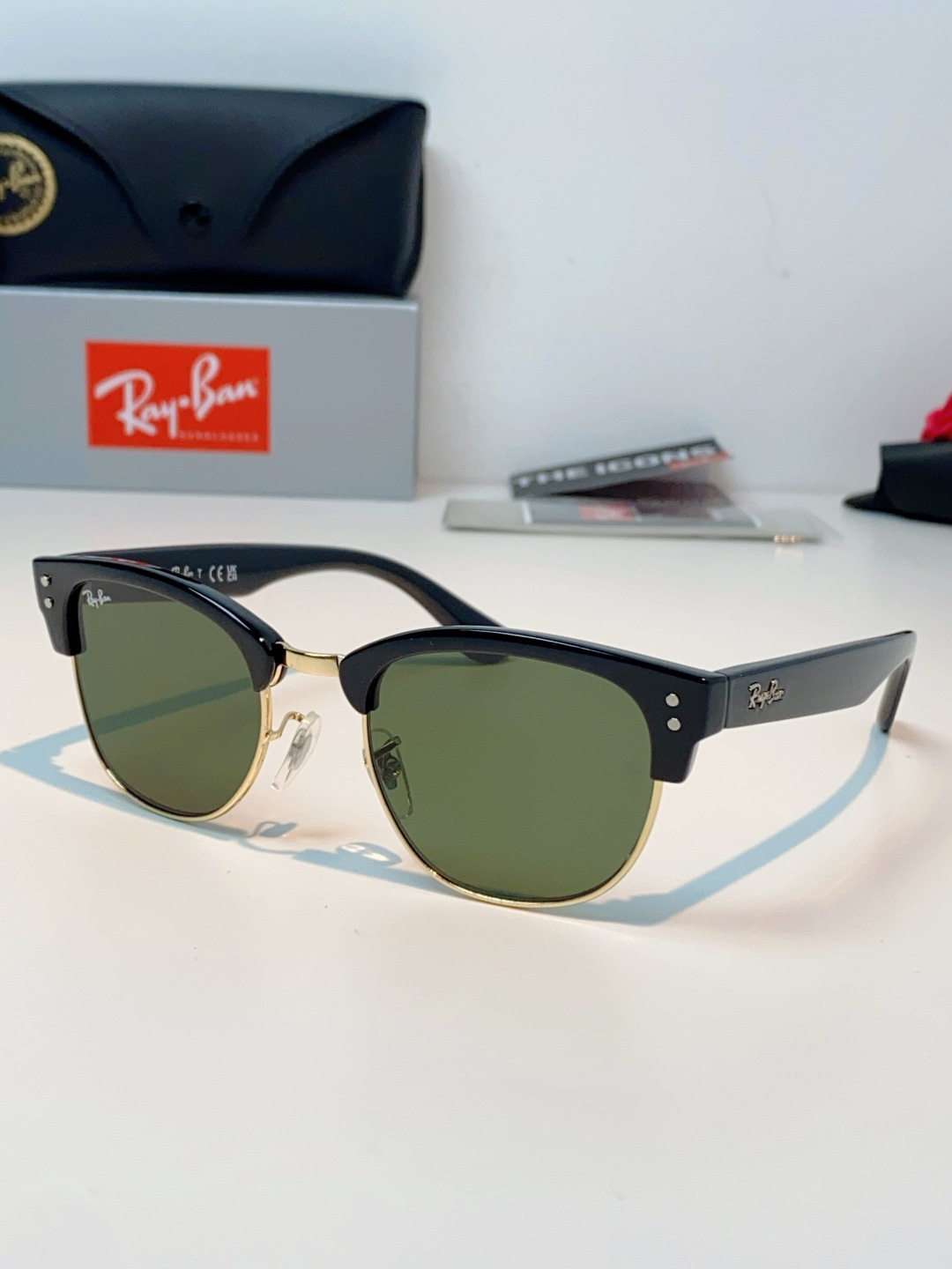 RayBan雷朋Clubmaster系列眉框墨镜｜永恒经典，百搭不挑人 标志性的半框眉架设计，搭配凹镜片