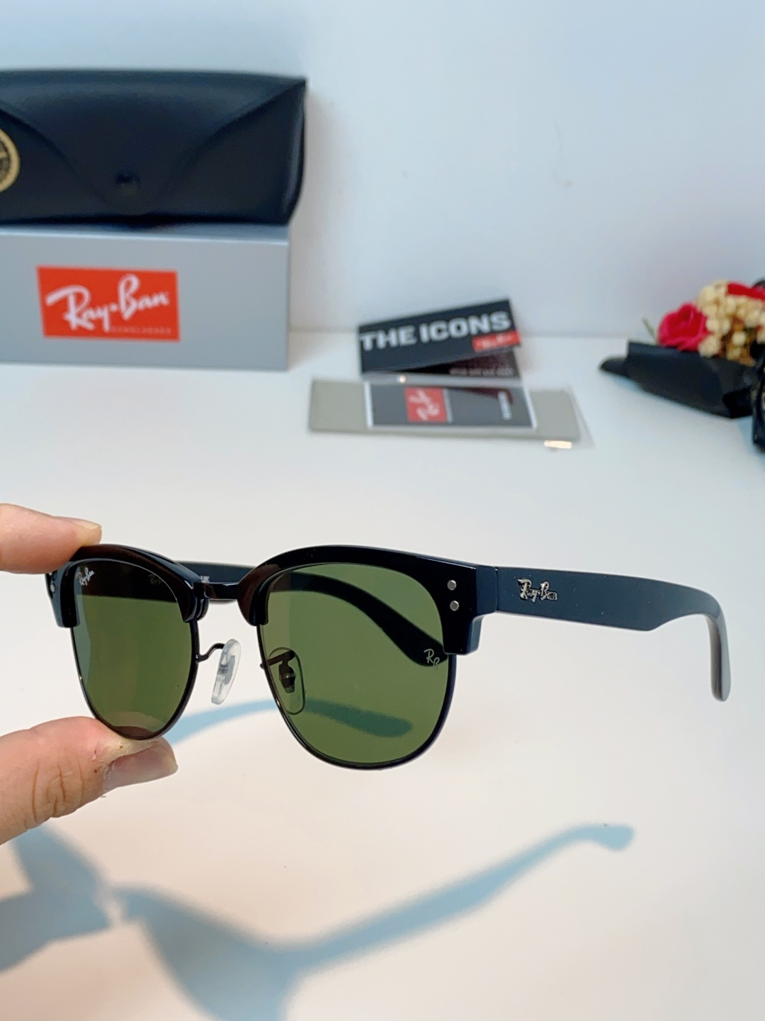 RayBan雷朋Clubmaster系列眉框墨镜｜永恒经典，百搭不挑人 标志性的半框眉架设计，搭配凹镜片