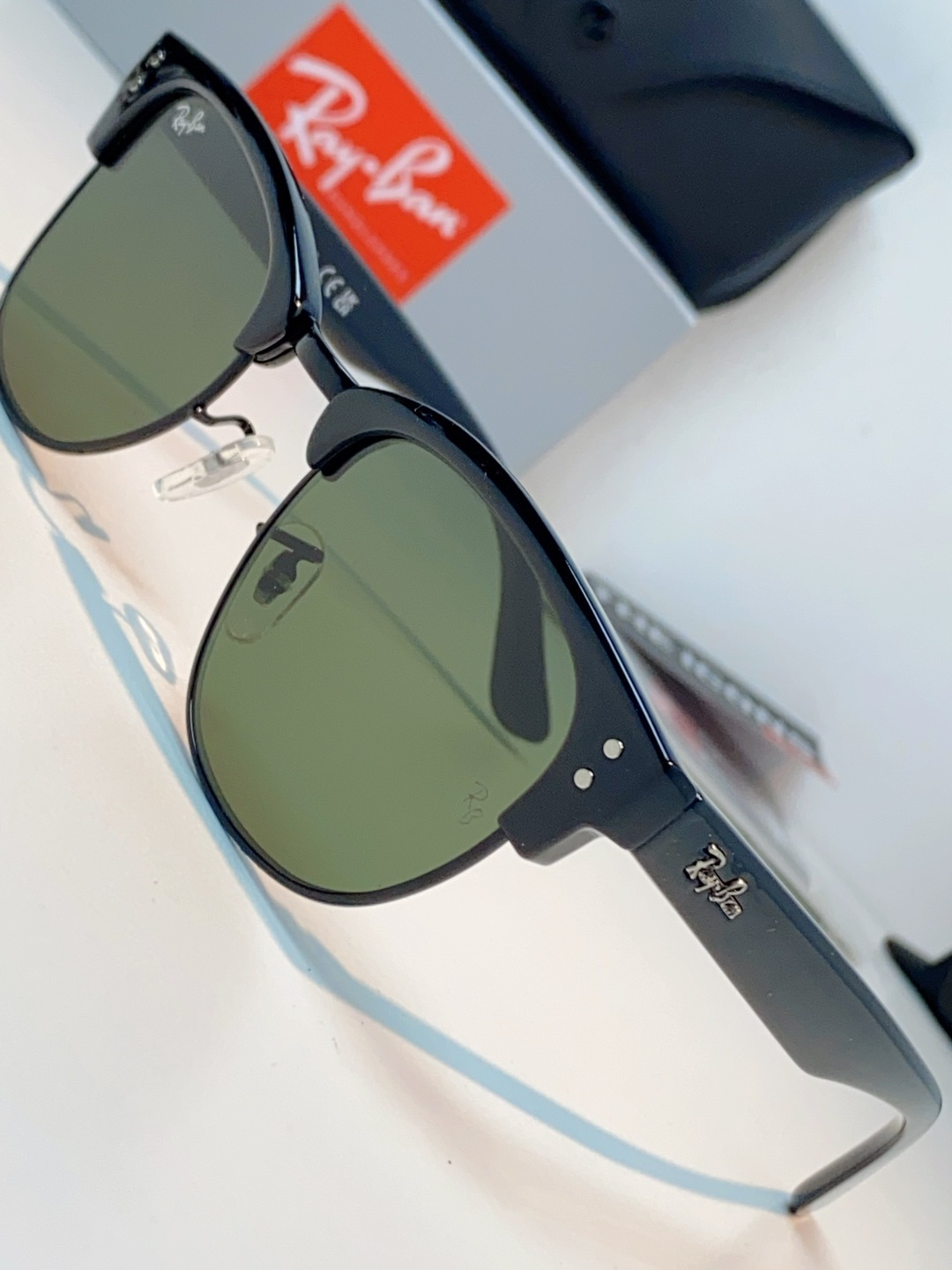 RayBan雷朋Clubmaster系列眉框墨镜｜永恒经典，百搭不挑人 标志性的半框眉架设计，搭配凹镜片
