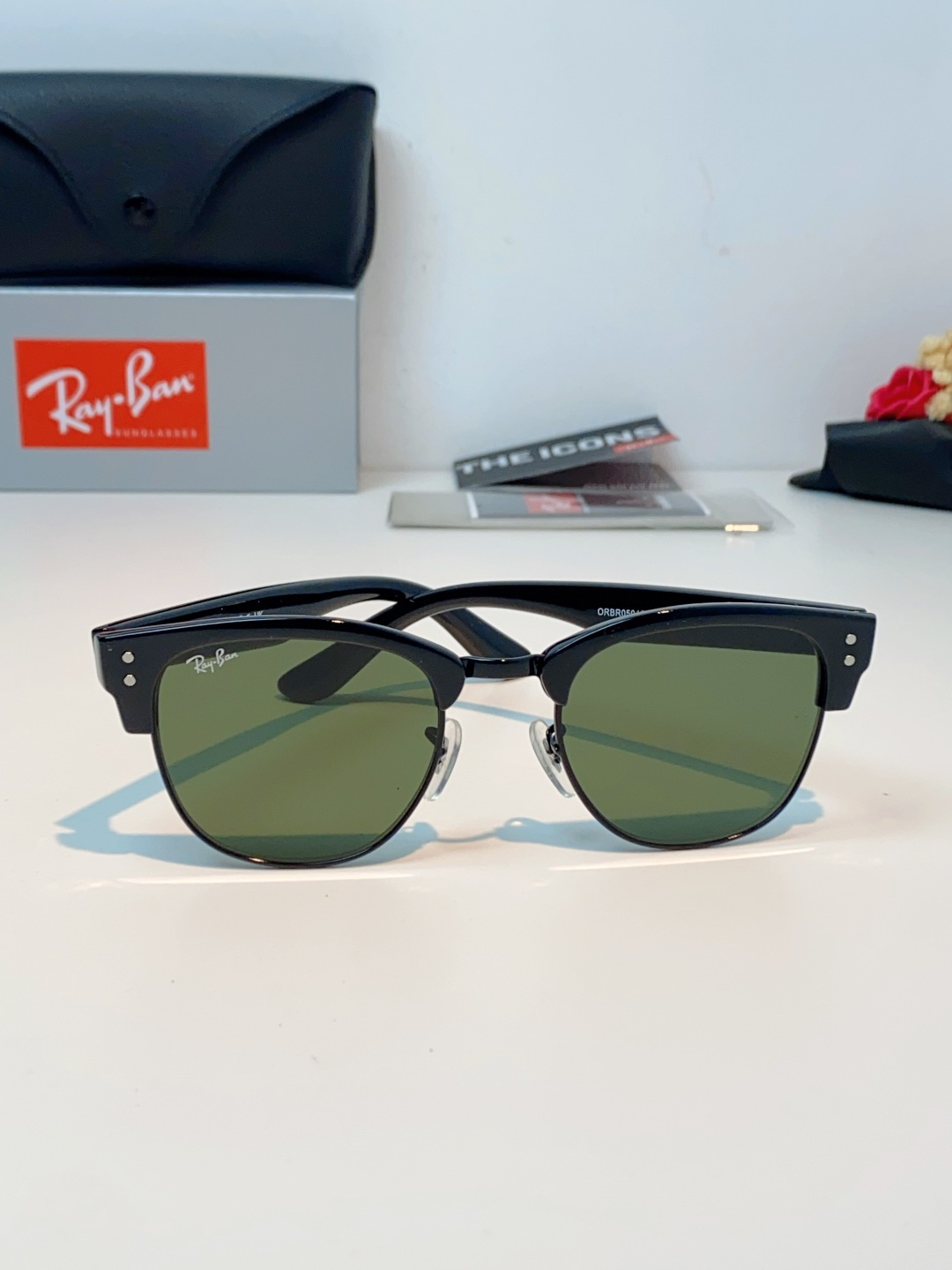 RayBan雷朋Clubmaster系列眉框墨镜｜永恒经典，百搭不挑人 标志性的半框眉架设计，搭配凹镜片