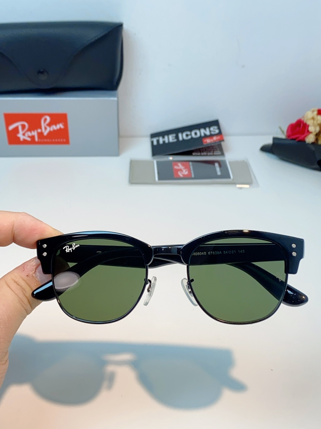RayBan雷朋Clubmaster系列眉框墨镜｜永恒经典，百搭不挑人 标志性的半框眉架设计，搭配凹镜片