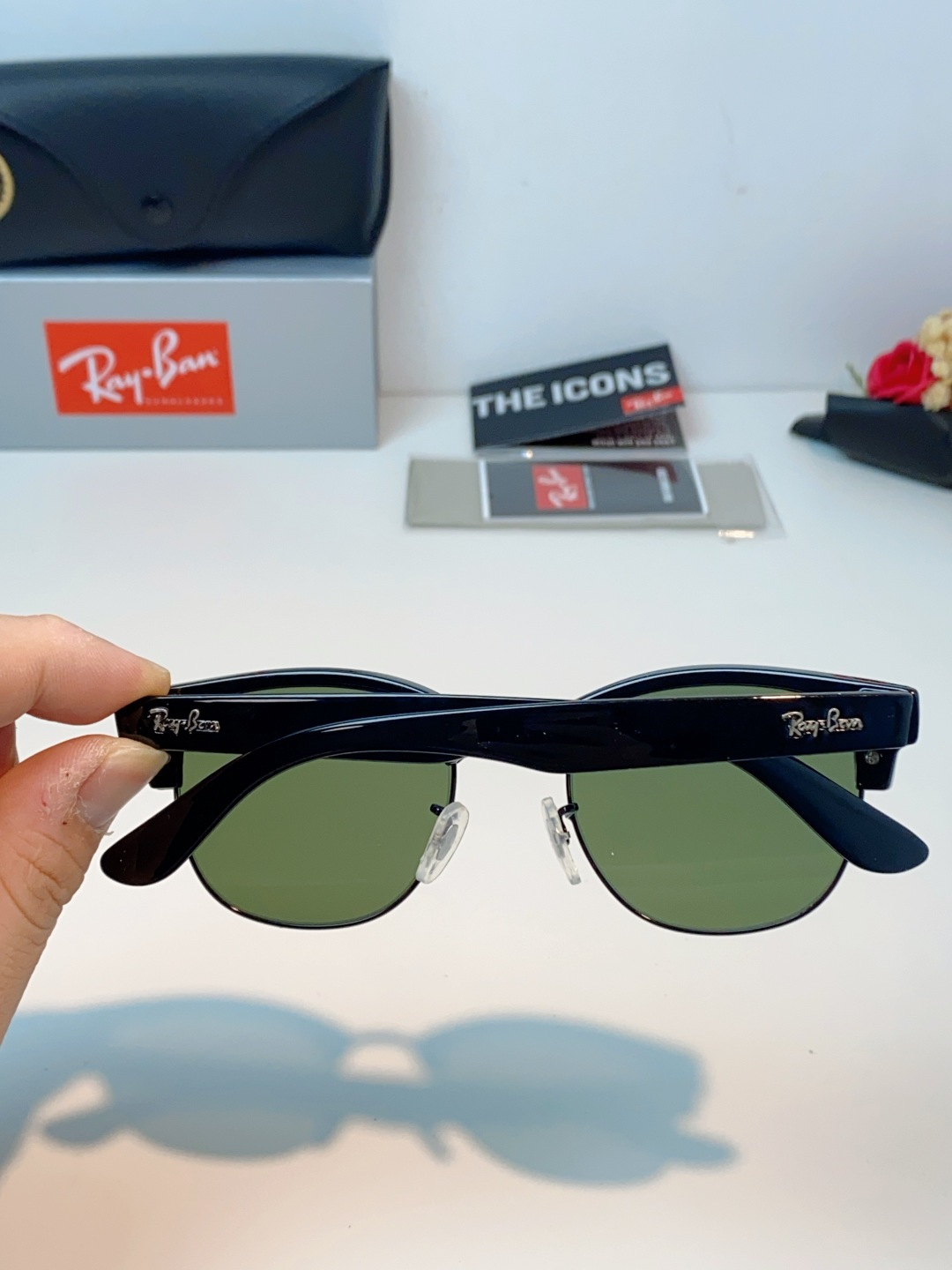 RayBan雷朋Clubmaster系列眉框墨镜｜永恒经典，百搭不挑人 标志性的半框眉架设计，搭配凹镜片
