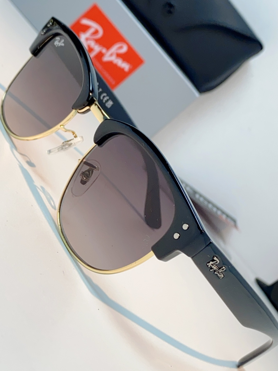 RayBan雷朋Clubmaster系列眉框墨镜｜永恒经典，百搭不挑人 标志性的半框眉架设计，搭配凹镜片