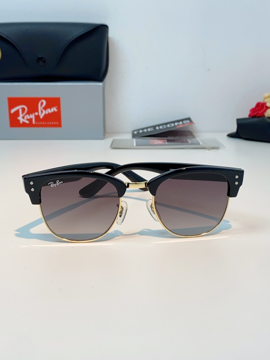 RayBan雷朋Clubmaster系列眉框墨镜｜永恒经典，百搭不挑人 标志性的半框眉架设计，搭配凹镜片