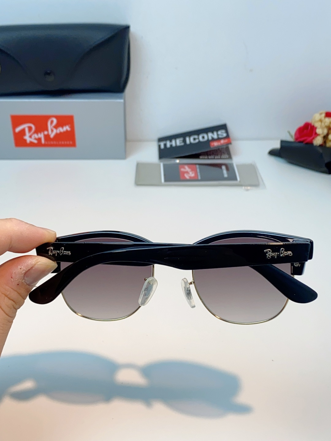RayBan雷朋Clubmaster系列眉框墨镜｜永恒经典，百搭不挑人 标志性的半框眉架设计，搭配凹镜片