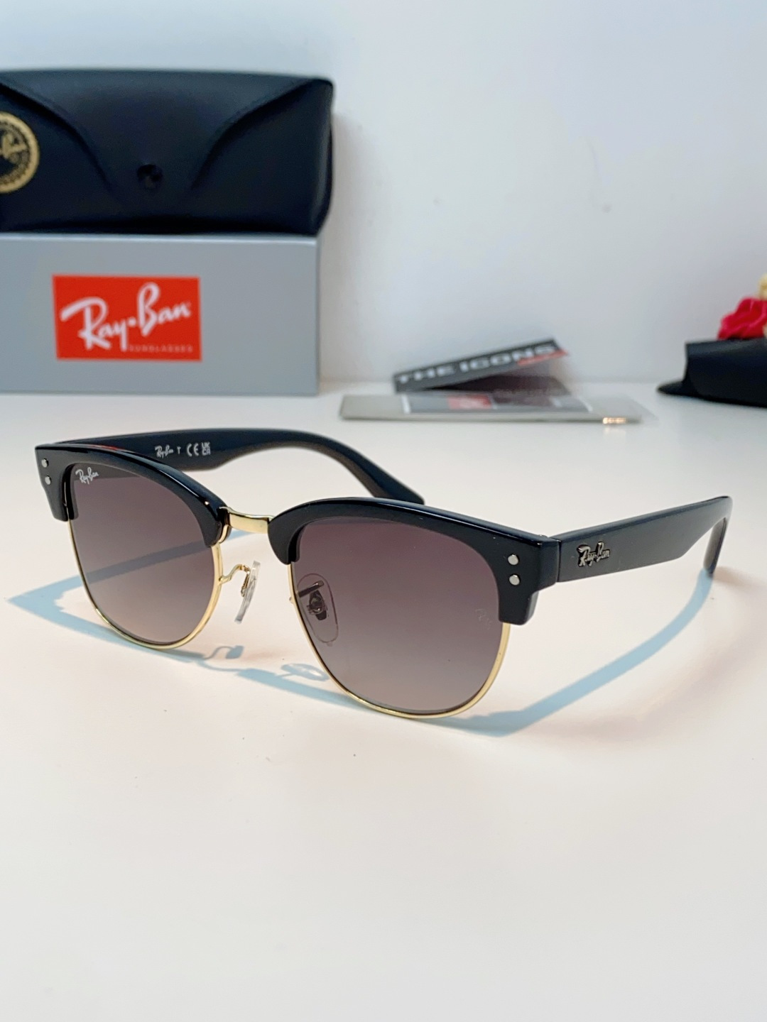 RayBan雷朋Clubmaster系列眉框墨镜｜永恒经典，百搭不挑人 标志性的半框眉架设计，搭配凹镜片