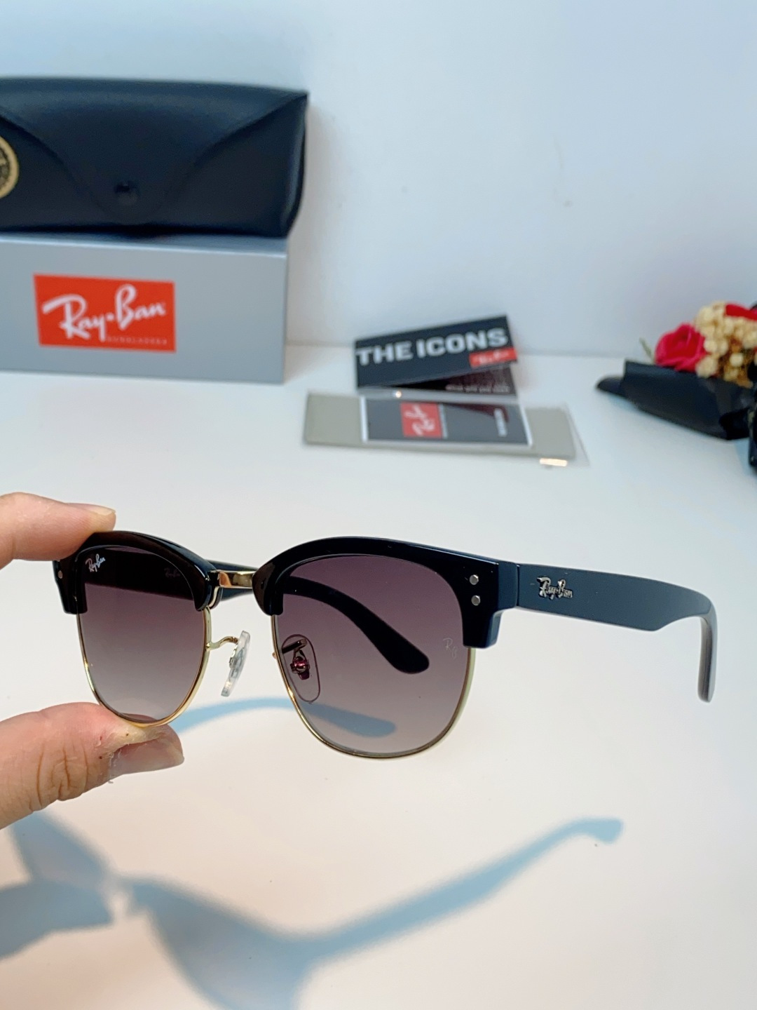 RayBan雷朋Clubmaster系列眉框墨镜｜永恒经典，百搭不挑人 标志性的半框眉架设计，搭配凹镜片
