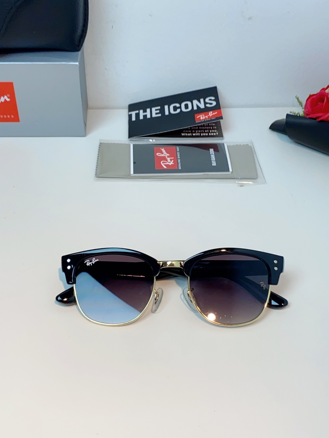 RayBan雷朋Clubmaster系列眉框墨镜｜永恒经典，百搭不挑人 标志性的半框眉架设计，搭配凹镜片