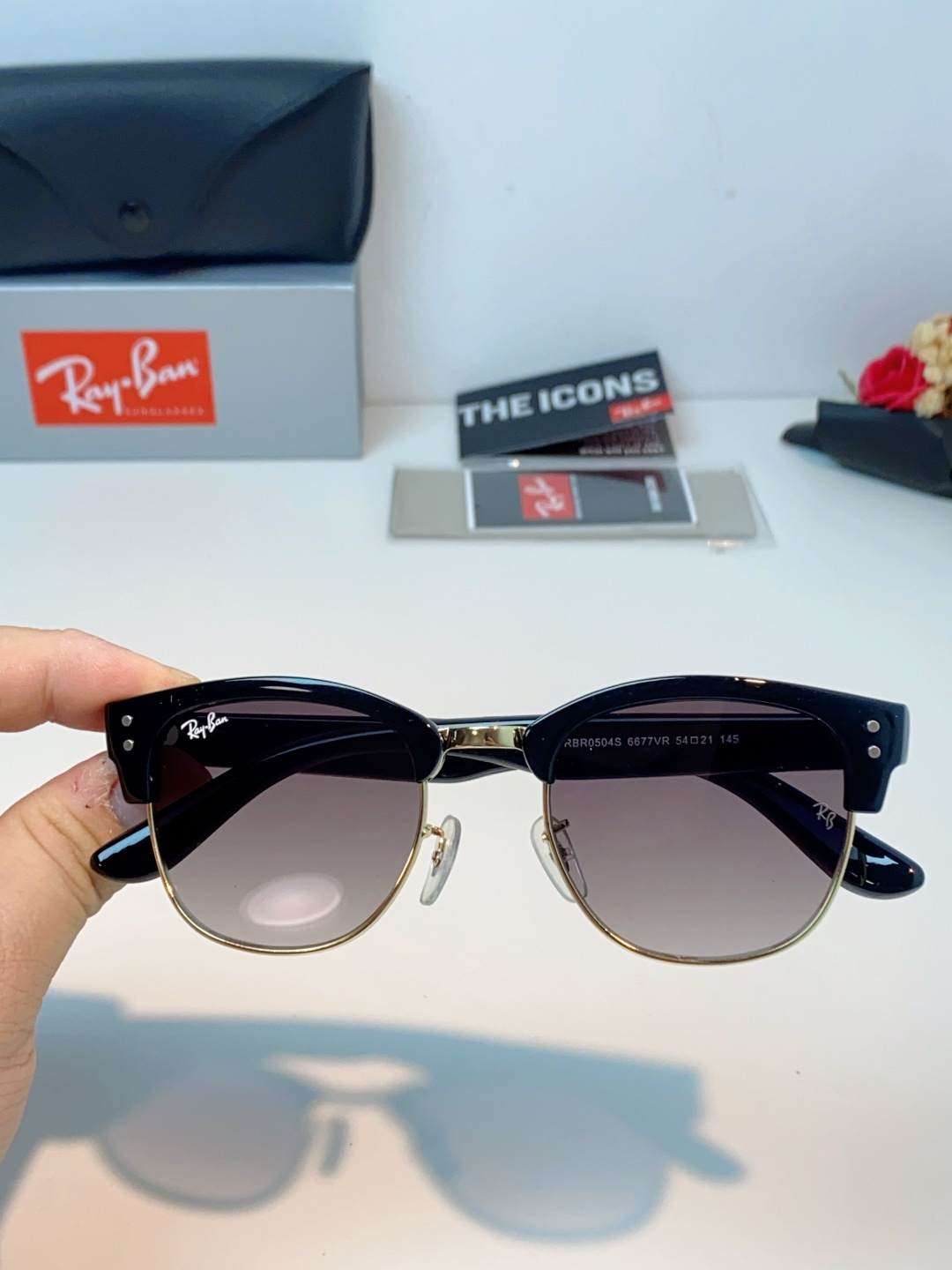 RayBan雷朋Clubmaster系列眉框墨镜｜永恒经典，百搭不挑人 标志性的半框眉架设计，搭配凹镜片