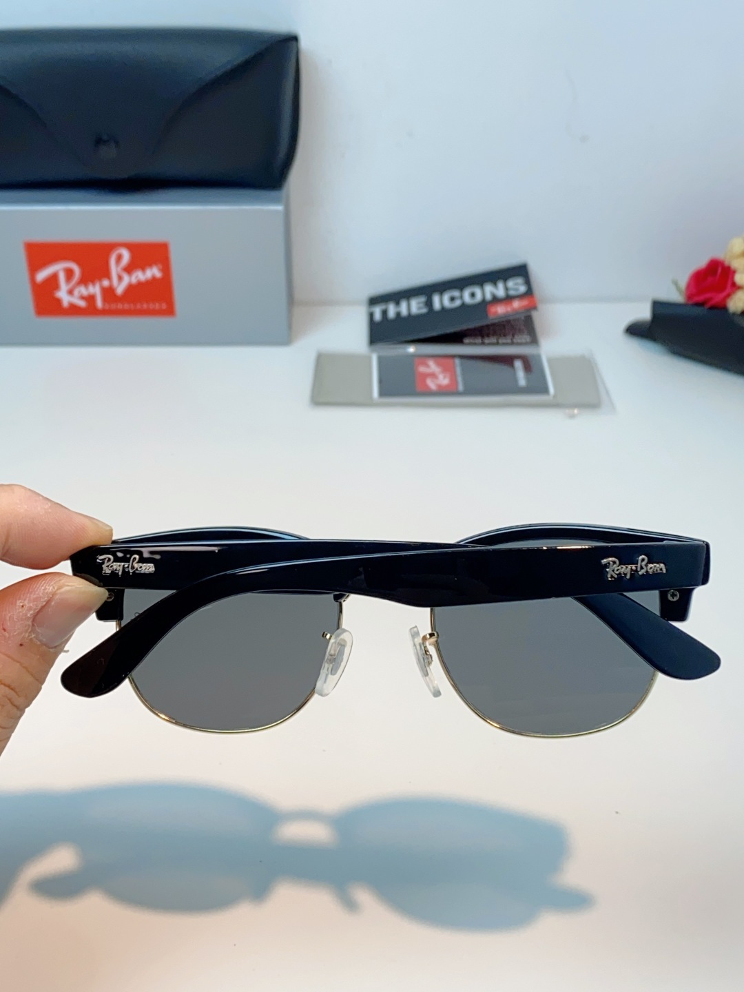 RayBan雷朋Clubmaster系列眉框墨镜｜永恒经典，百搭不挑人 标志性的半框眉架设计，搭配凹镜片
