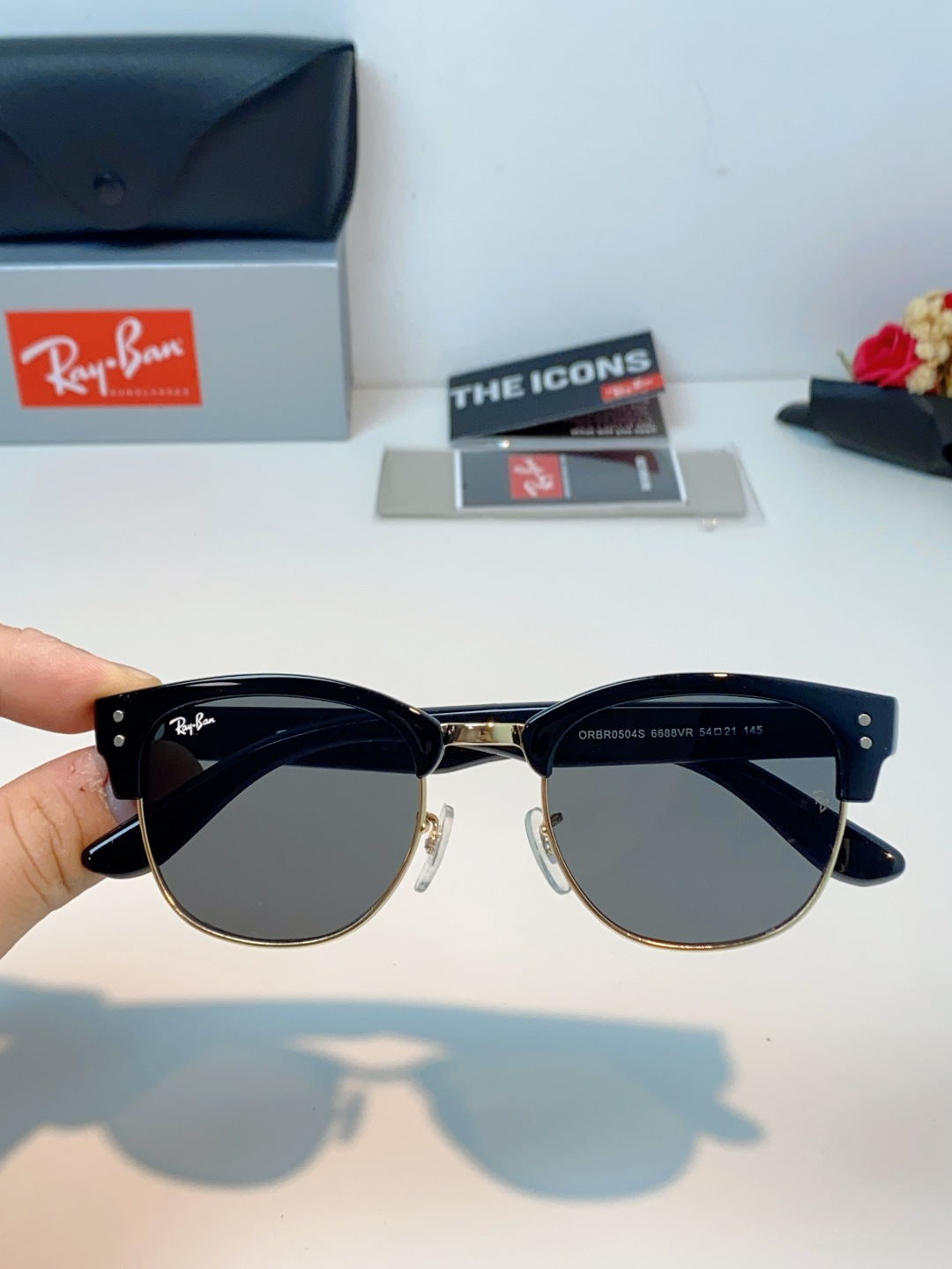 RayBan雷朋Clubmaster系列眉框墨镜｜永恒经典，百搭不挑人 标志性的半框眉架设计，搭配凹镜片