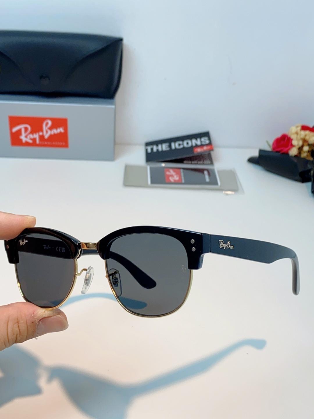 RayBan雷朋Clubmaster系列眉框墨镜｜永恒经典，百搭不挑人 标志性的半框眉架设计，搭配凹镜片