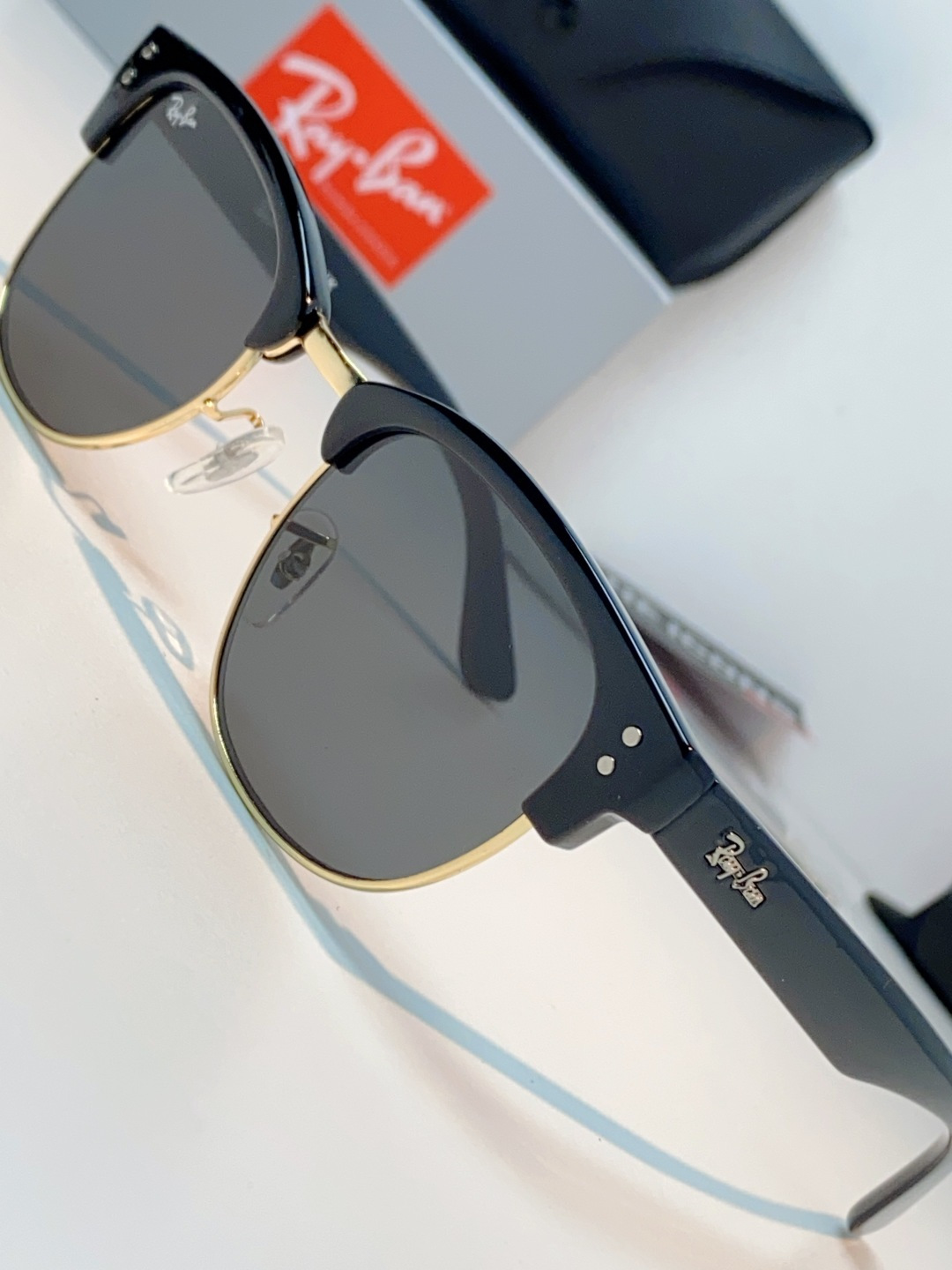 RayBan雷朋Clubmaster系列眉框墨镜｜永恒经典，百搭不挑人 标志性的半框眉架设计，搭配凹镜片