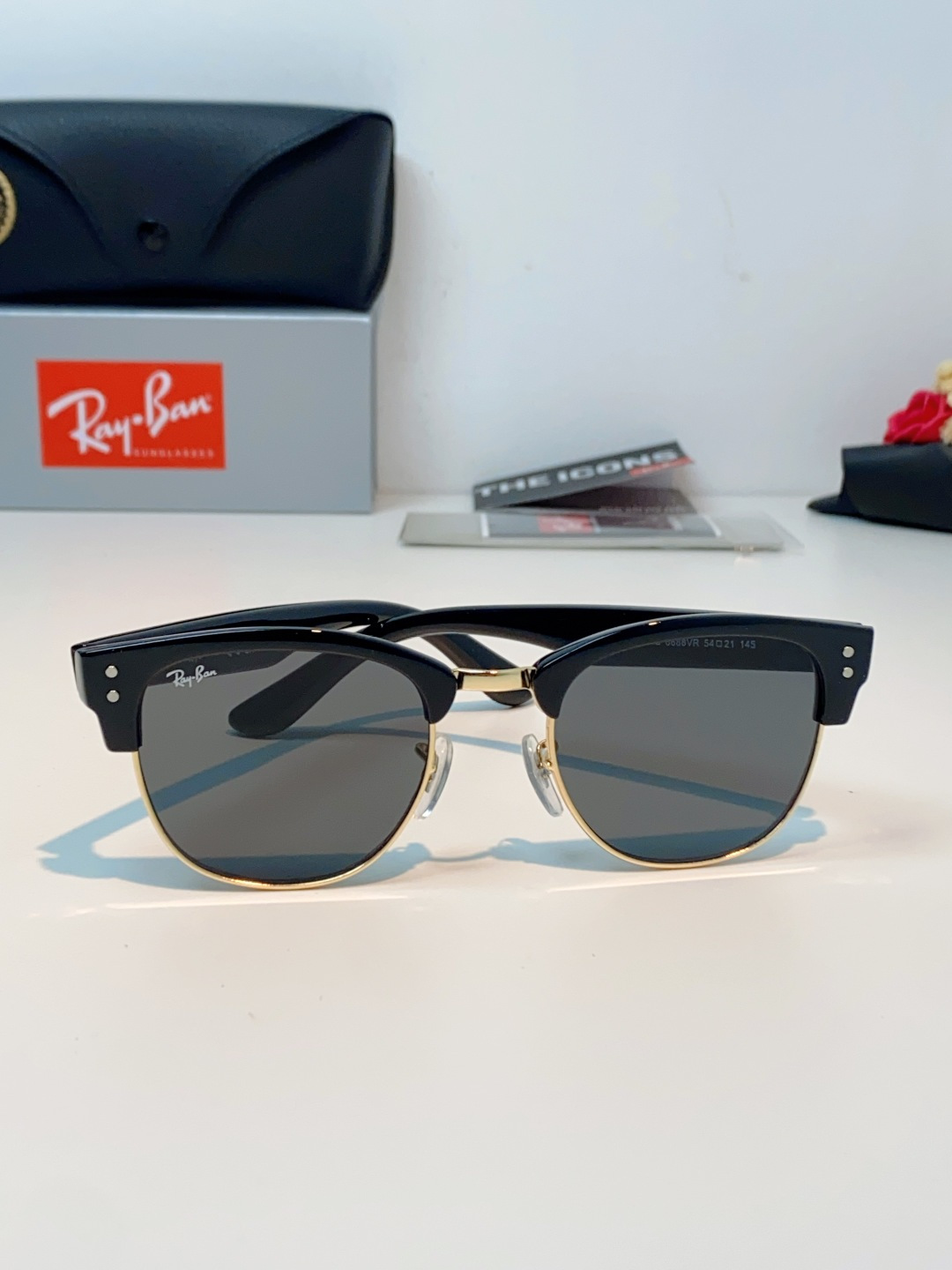 RayBan雷朋Clubmaster系列眉框墨镜｜永恒经典，百搭不挑人 标志性的半框眉架设计，搭配凹镜片