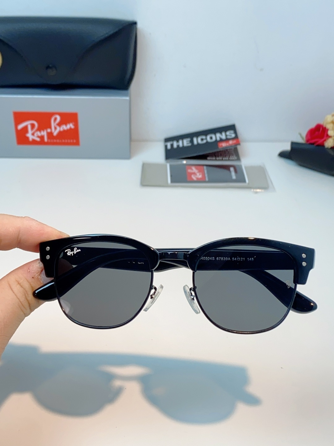 RayBan雷朋Clubmaster系列眉框墨镜｜永恒经典，百搭不挑人 标志性的半框眉架设计，搭配凹镜片