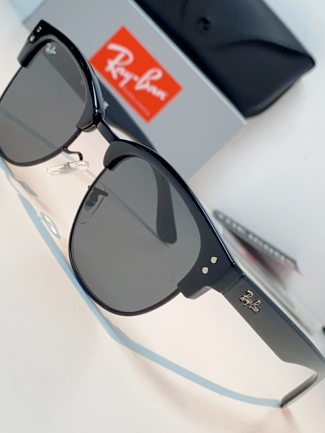 RayBan雷朋Clubmaster系列眉框墨镜｜永恒经典，百搭不挑人 标志性的半框眉架设计，搭配凹镜片