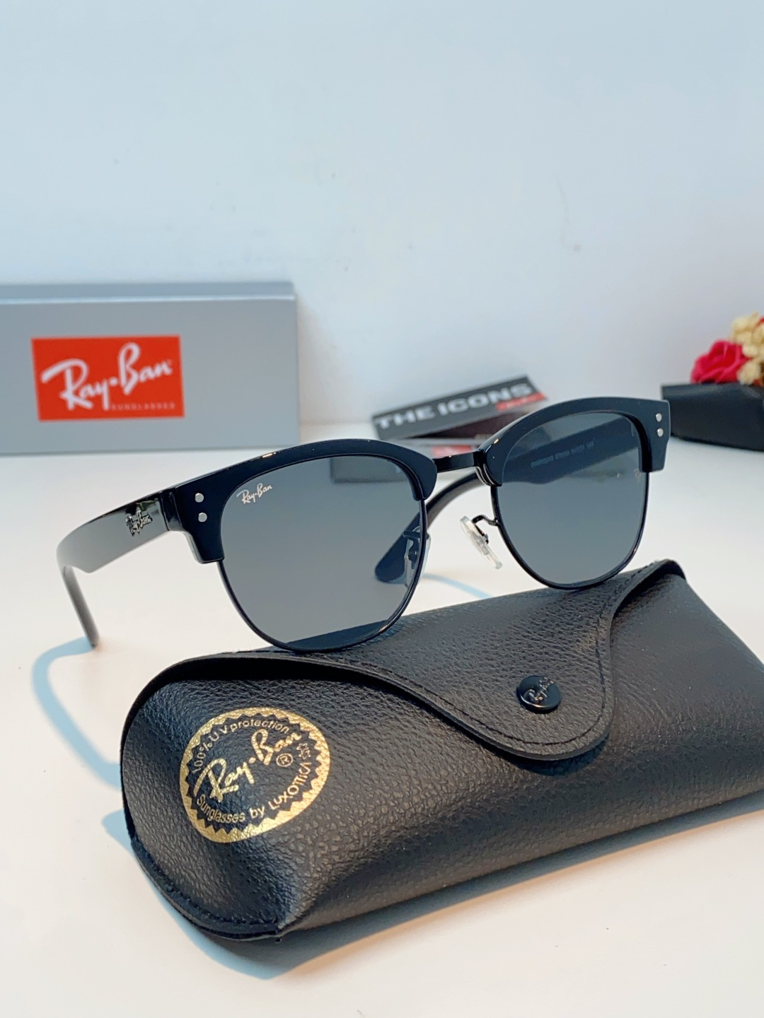 RayBan雷朋Clubmaster系列眉框墨镜｜永恒经典，百搭不挑人 标志性的半框眉架设计，搭配凹镜片