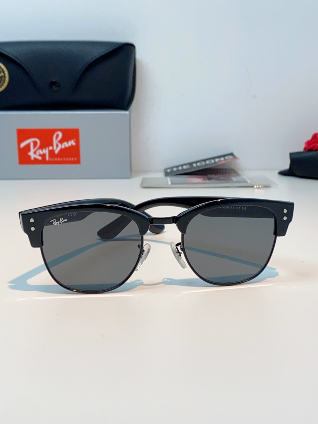 RayBan雷朋Clubmaster系列眉框墨镜｜永恒经典，百搭不挑人 标志性的半框眉架设计，搭配凹镜片