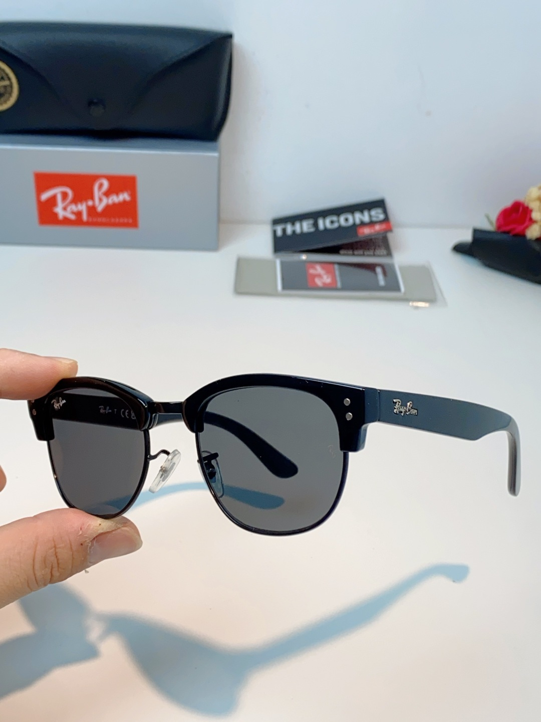 RayBan雷朋Clubmaster系列眉框墨镜｜永恒经典，百搭不挑人 标志性的半框眉架设计，搭配凹镜片