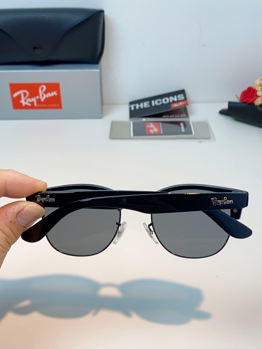 RayBan雷朋Clubmaster系列眉框墨镜｜永恒经典，百搭不挑人 标志性的半框眉架设计，搭配凹镜片