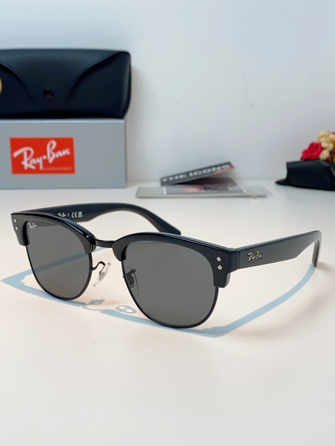 RayBan雷朋Clubmaster系列眉框墨镜｜永恒经典，百搭不挑人 标志性的半框眉架设计，搭配凹镜片