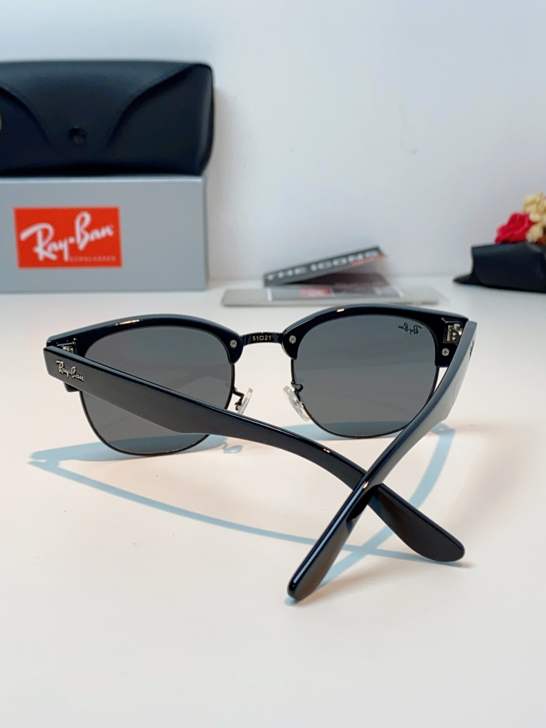 RayBan雷朋Clubmaster系列眉框墨镜｜永恒经典，百搭不挑人 标志性的半框眉架设计，搭配凹镜片
