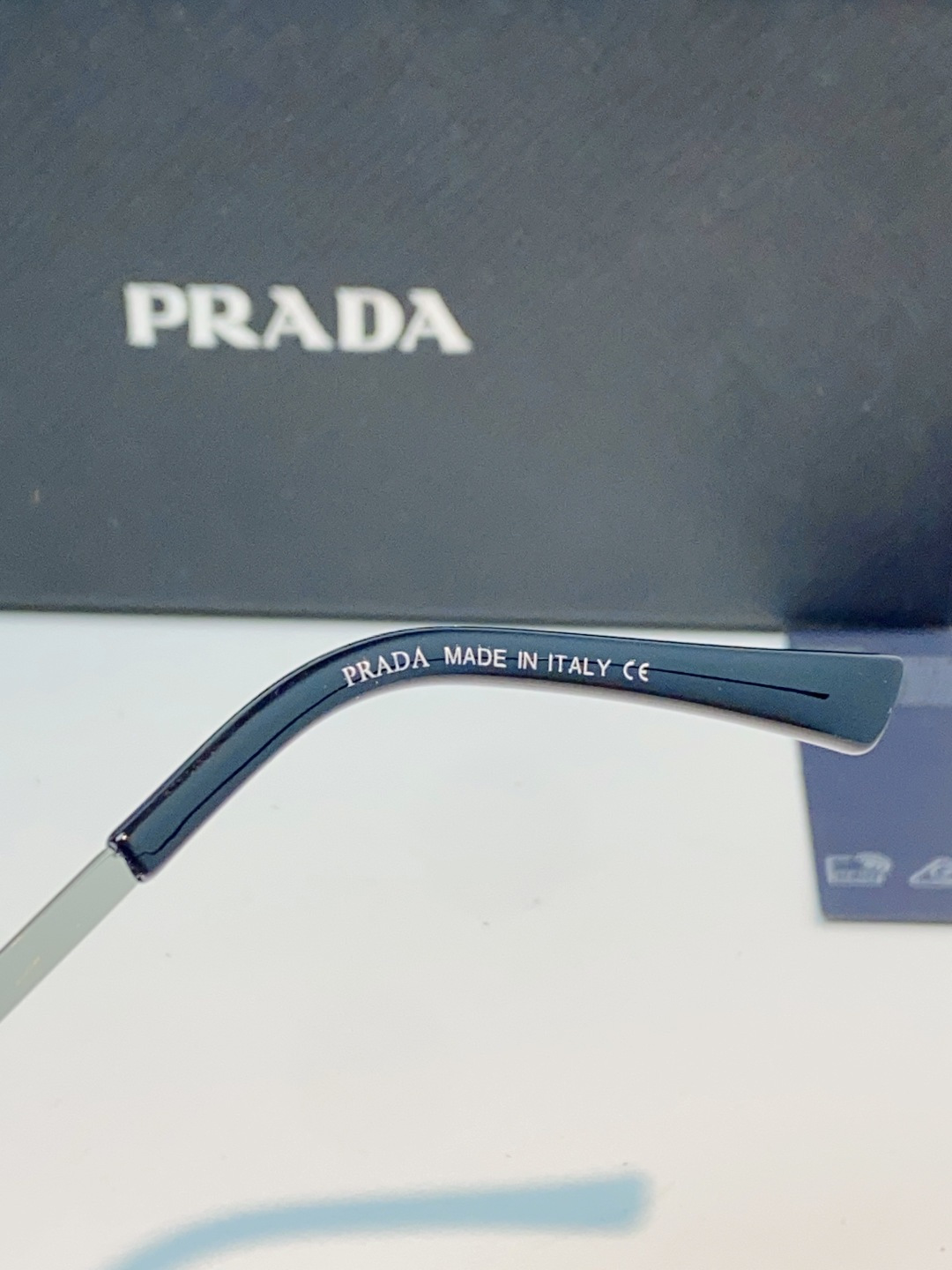 Prada普拉达 2026新款经典飞行员双梁结构，搭配不规则多边形镜框，线条利落大气横梁镌刻「PRADA