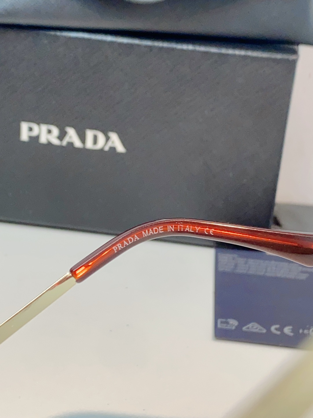 Prada普拉达 2026新款经典飞行员双梁结构，搭配不规则多边形镜框，线条利落大气横梁镌刻「PRADA