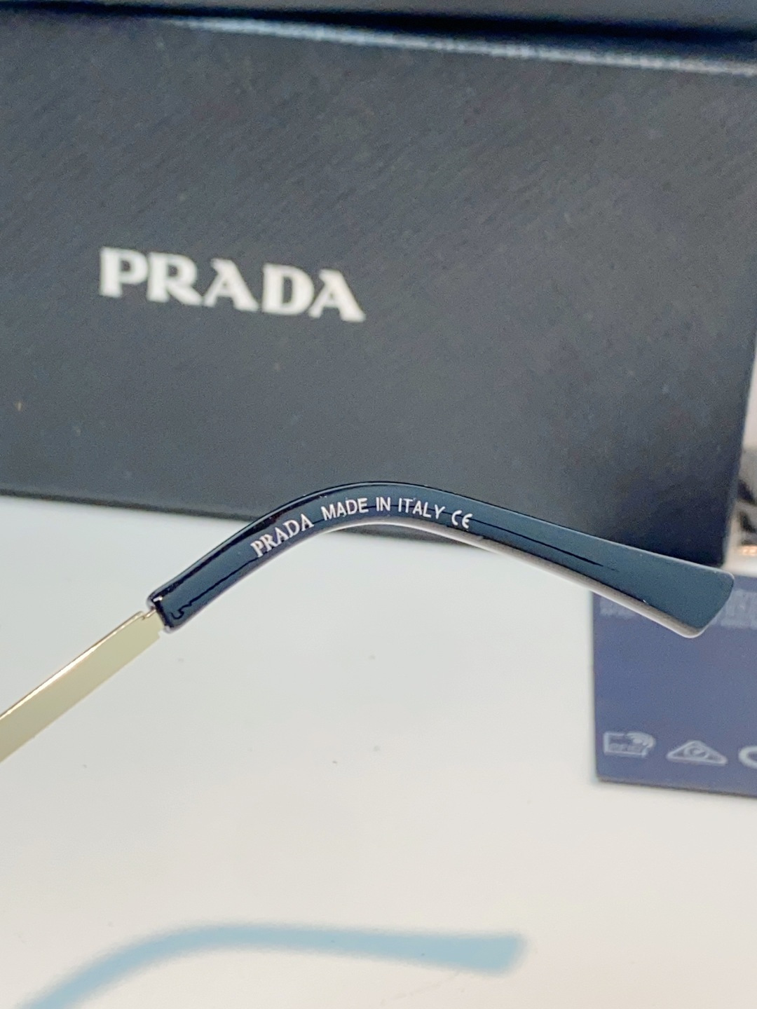Prada普拉达 2026新款经典飞行员双梁结构，搭配不规则多边形镜框，线条利落大气横梁镌刻「PRADA