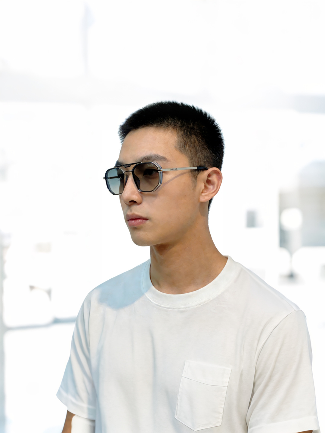 Prada普拉达 2026新款经典飞行员双梁结构，搭配不规则多边形镜框，线条利落大气横梁镌刻「PRADA