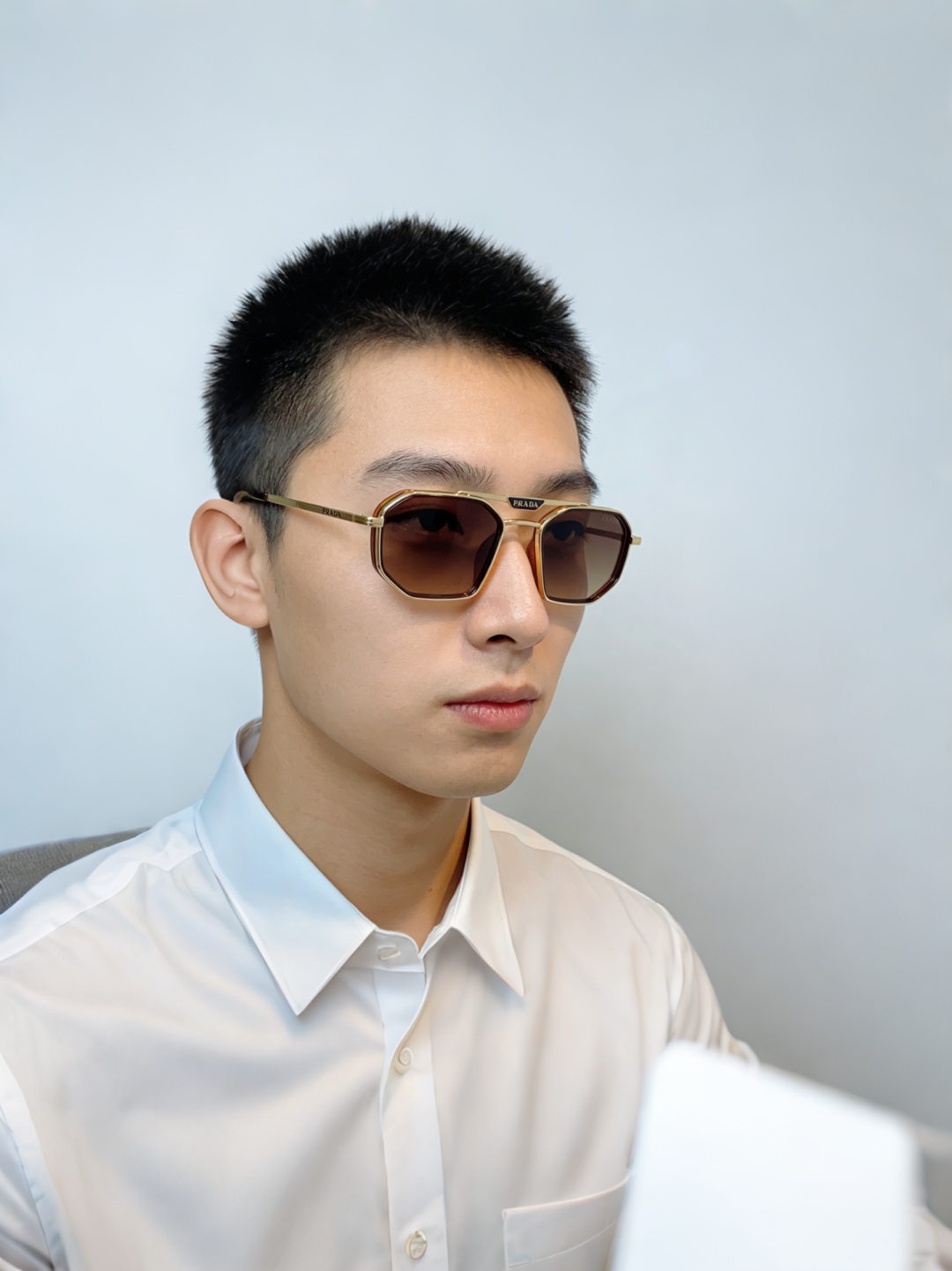 Prada普拉达 2026新款经典飞行员双梁结构，搭配不规则多边形镜框，线条利落大气横梁镌刻「PRADA