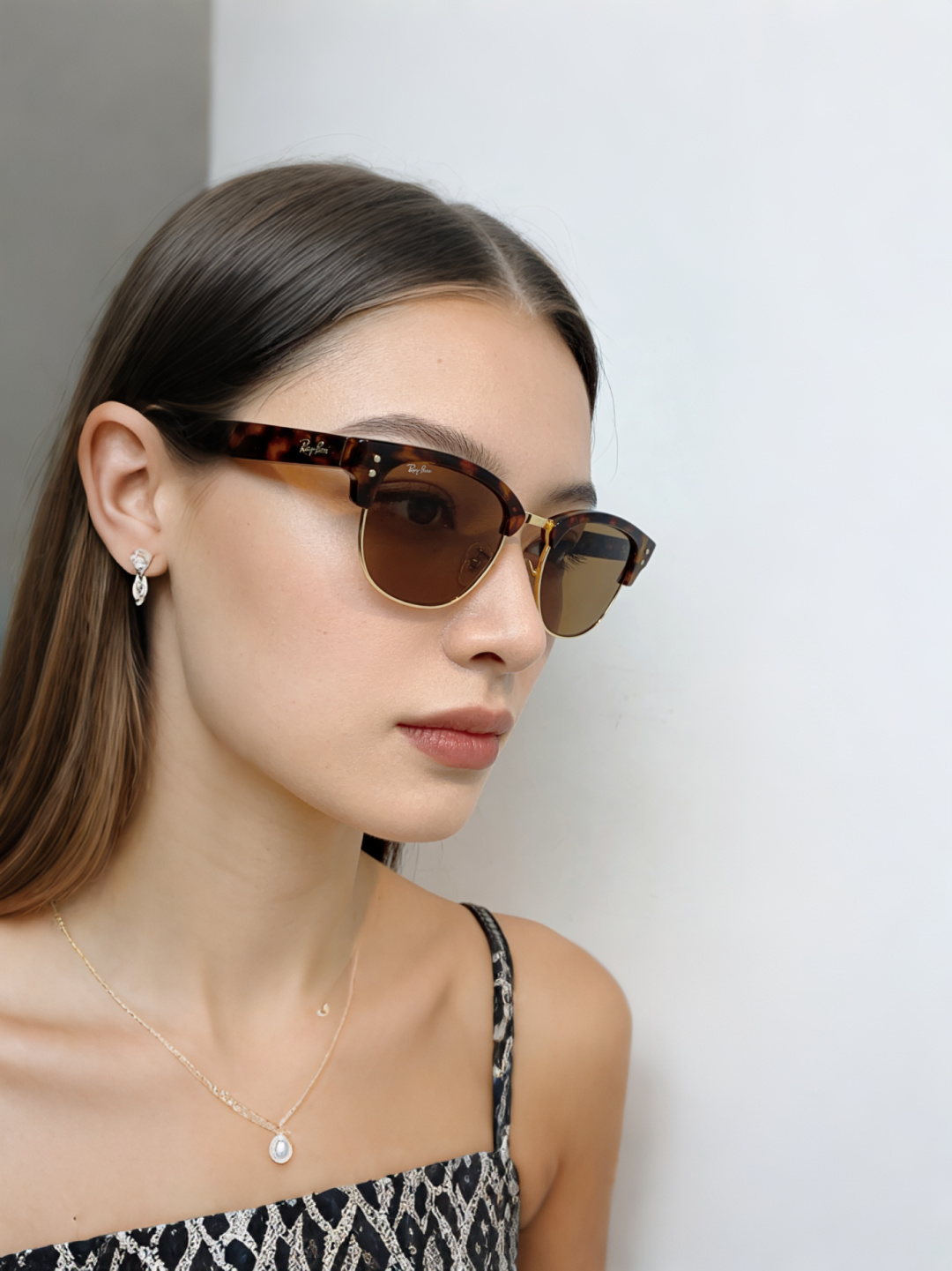 RayBan雷朋Clubmaster系列眉框墨镜｜永恒经典，百搭不挑人 标志性的半框眉架设计，搭配凹镜片