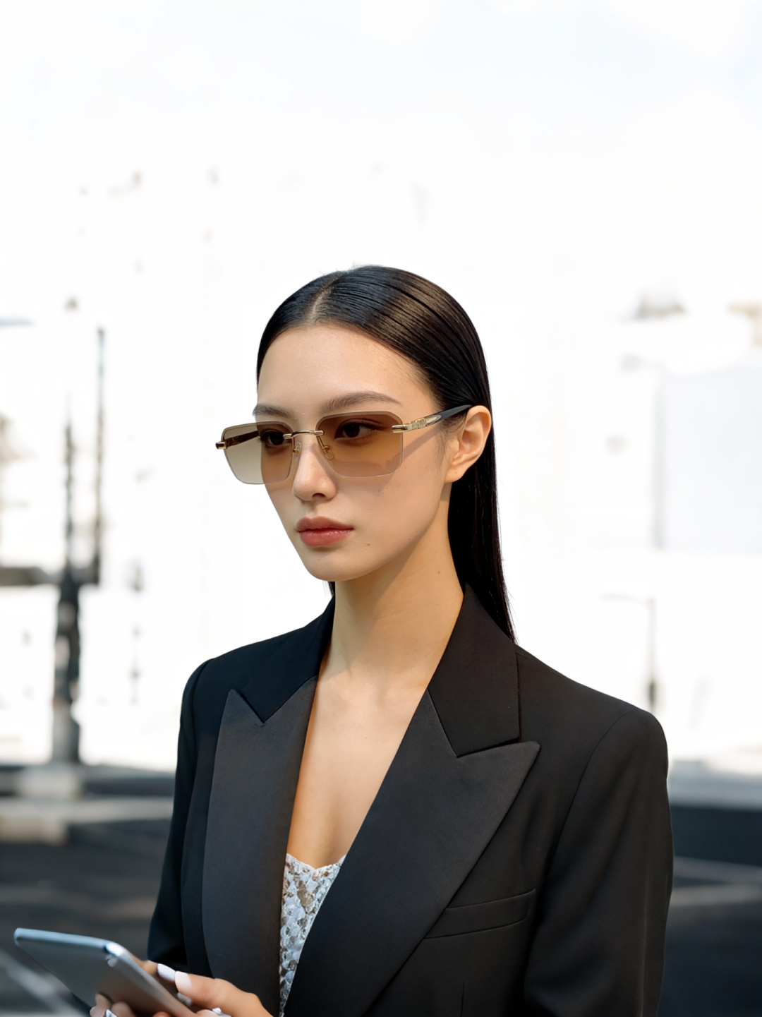 Cartier卡地亚 2026新款摒弃冗余框架，采用无框切边工艺，以利落矩形镜片勾勒利落线条，将视觉焦点